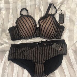 City chic boudoir 44D and size 20 bra and panty set black lace NWT